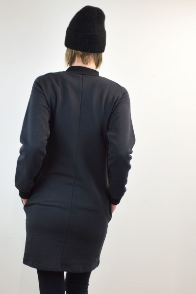 Sweatkleid in Schwarz kurz aus Bio-Baumwolle langärmelig mit Stehkragen Rückansicht