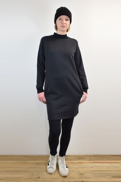 Sweatkleid in Schwarz kurz aus Bio-Baumwolle langärmelig mit Stehkragen Ansicht Front
