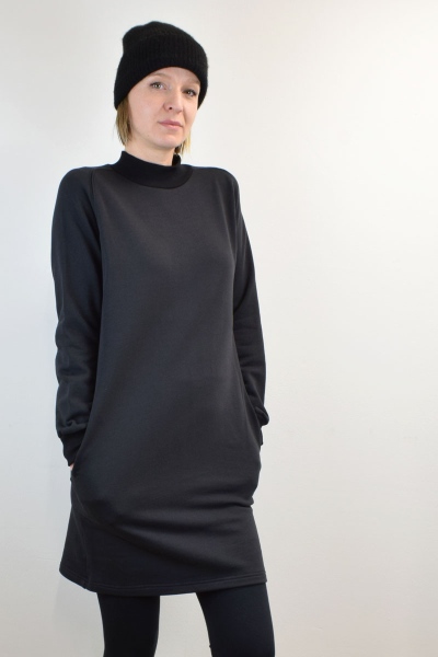 Sweatkleid in Schwarz kurz aus Bio-Baumwolle langärmelig mit Stehkragen