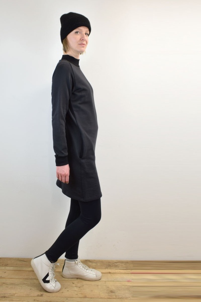 Sweatkleid in Schwarz kurz aus Bio-Baumwolle langärmelig mit Stehkragen Ansicht rechte Seite