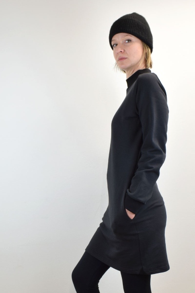 Sweatkleid in Schwarz kurz aus Bio-Baumwolle langärmelig mit Stehkragen Ansicht linke Seite