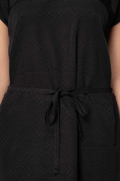 Schwarzes Viskose Kleid "Anouk" Nahaufnahme von Tailliengürtelband