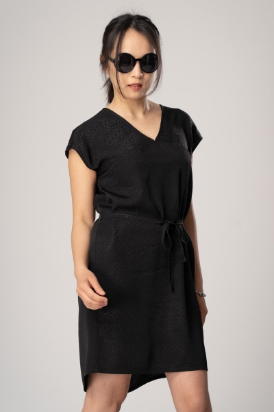 Schwarzes Viskose Kleid "Anouk" seitlich von vorn