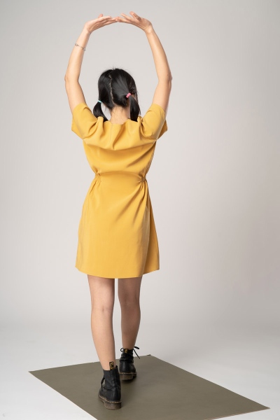 Kurzes Cupro Kleid "Cozy" Gelb Ansicht von hinten Ganzkörperbild
