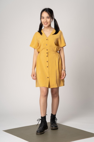 Kurzes Cupro Kleid "Cozy" Gelb mit durchgehender Knopfleiste Ansicht von vorne Ganzkörper