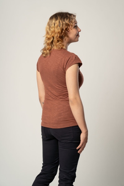 Braunes Damen T-Shirt mit V-Ausschnitt von hinten