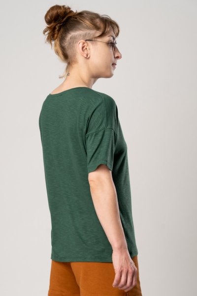 Viskose T-Shirt "Uta" für Damen in Dunkelgrün von linker Seite in Kombi mit Sweatshorts "Kiba"