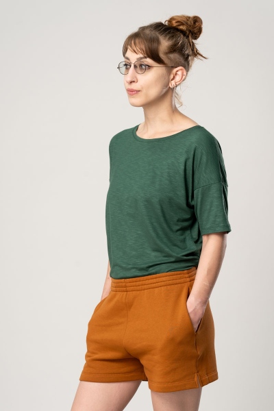 Viskose T-Shirt "Uta" für Damen in Dunkelgrün von linker Seite Ganzkörperansicht