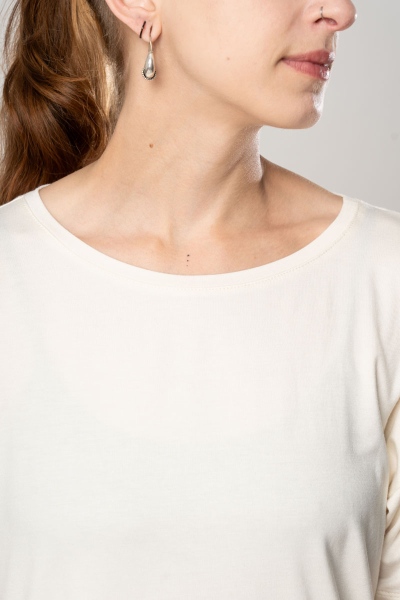 Viskose T-Shirt "Uta" in Cremeweiß für Damen Detailbild von Rundhalsausschnitt
