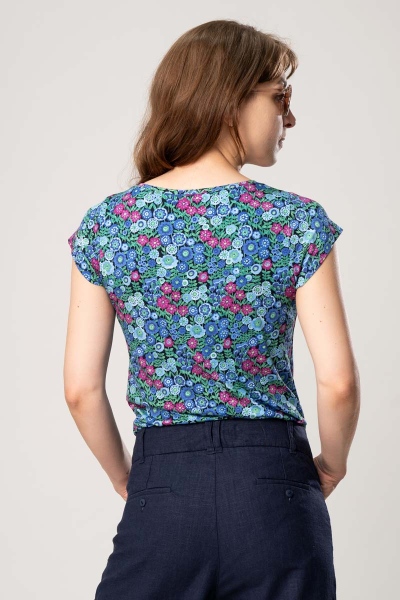 Viskose T-Shirt "Amber" für Frauen mit buntem Blumenmuster Ansicht von hinten mit reingestecktem Saum