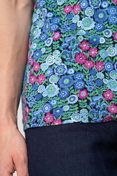 Viskose T-Shirt "Amber" für Frauen mit buntem Blumenmuster Nahaufnahme Muster