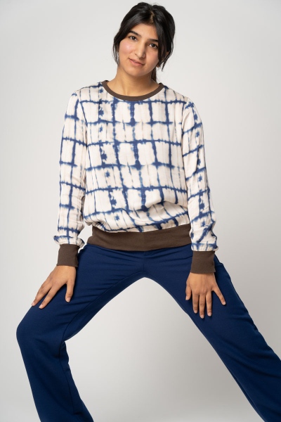 Batik Shirt Damen Langarm Tie Dye Beige und Blau Ansicht von vorne