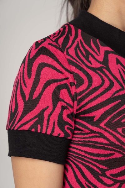 Kurzarmshirt "Anita" für Damen Animal Print - Zebra Muster Pink-Schwarz Nahaufnahme von Kurzarm Bündchen