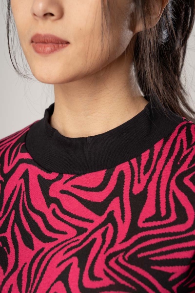 Kurzarmshirt "Anita" für Damen Animal Print - Zebra Muster Pink-Schwarz Nahaufnahme von kleinem Stehkragen Bündchen