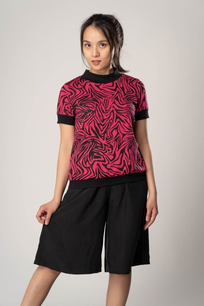 Kurzarmshirt "Anita" für Damen Animal Print - Zebra Muster Pink-Schwarz Nahaufnahme von vorne