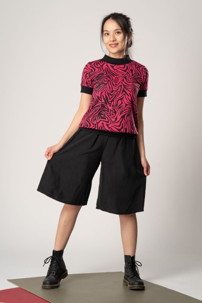 Kurzarmshirt "Anita" für Damen Animal Print - Zebra Muster Pink-Schwarz in Kombi mit Hosenrock "Darwina" von vorne