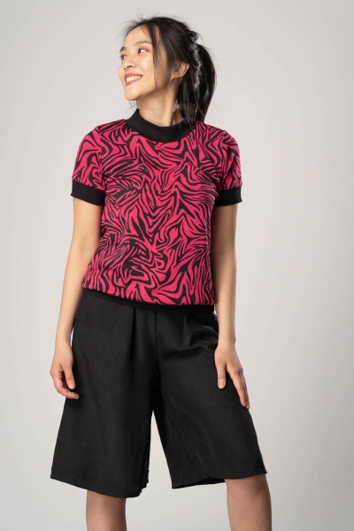 Kurzarmshirt "Anita" für Damen Animal Print - Zebra Muster Pink-Schwarz von vorne