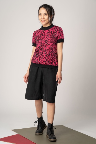 Kurzarmshirt "Anita" für Damen Animal Print - Zebra Muster Pink-Schwarz seitlich von vorne