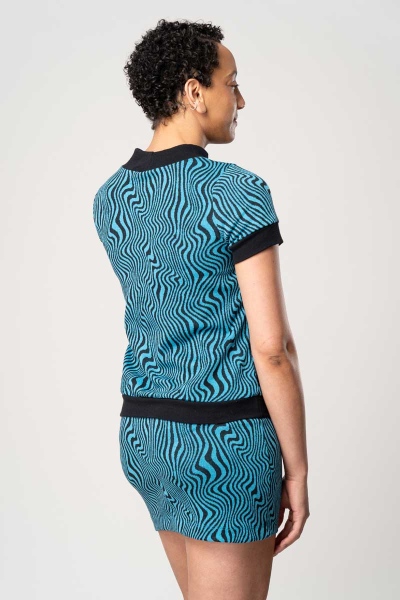 Shirt Kurzarm für Damen mit Wellenmuster in Türkis-Schwarz Ansicht seitlich von hinten