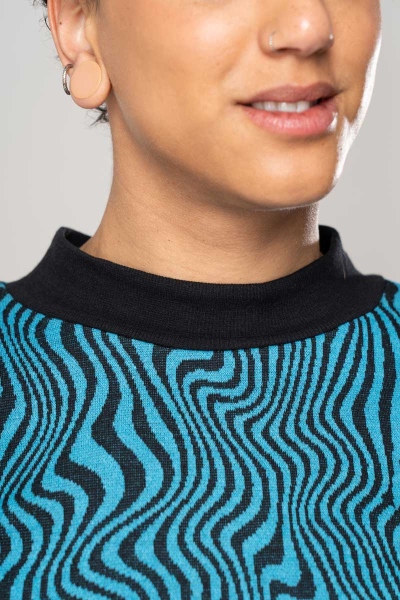Shirt Kurzarm für Damen mit Wellenmuster in Türkis-Schwarz Detailansicht Bund Stehkragen