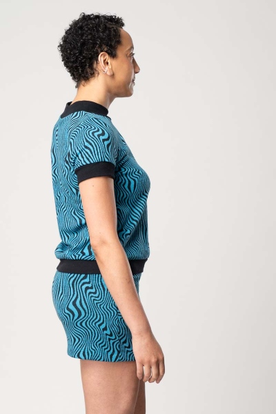Shirt Kurzarm für Damen mit Wellenmuster in Türkis-Schwarz Ansicht seitlich im Profil