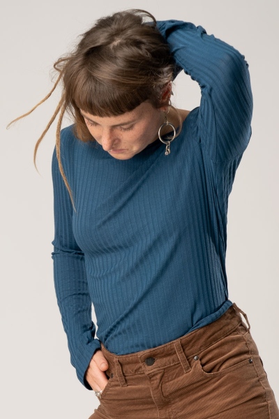 Langarmshirt "Chillie" mit Trompetenärmeln in Blau aus gerippter Viskose für Damen von vorne in Kombi mit Bootcut Hose "Lana"