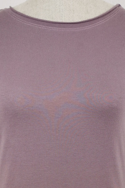 Langarmshirt "Lora" Bio lila hell Detail vom Ausschnitt von vorne