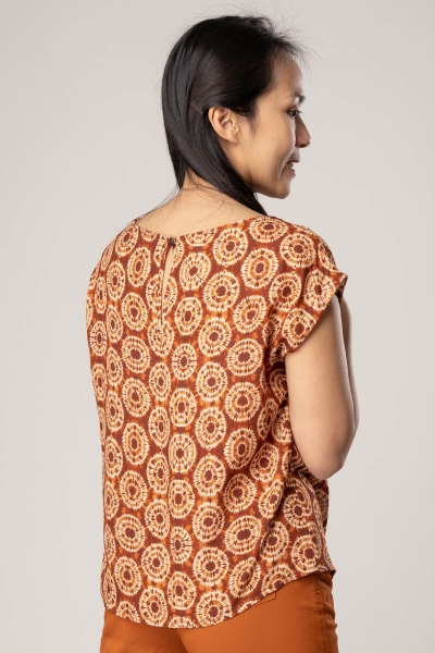 Viskose Bluse Kurzarm Batik Muster Orange-Braun Ansicht seitlich von hinten