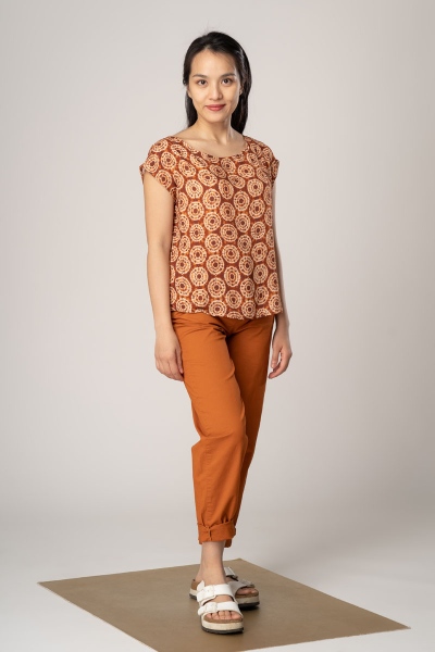 Batikbluse "Gabi" für Damen in Orange & Braun seitlich von vorne mit Hose "Valma"