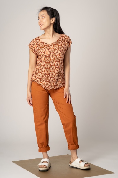 Batikbluse "Gabi" für Damen in Orange & Braun frontal von vorne Ganzkörper