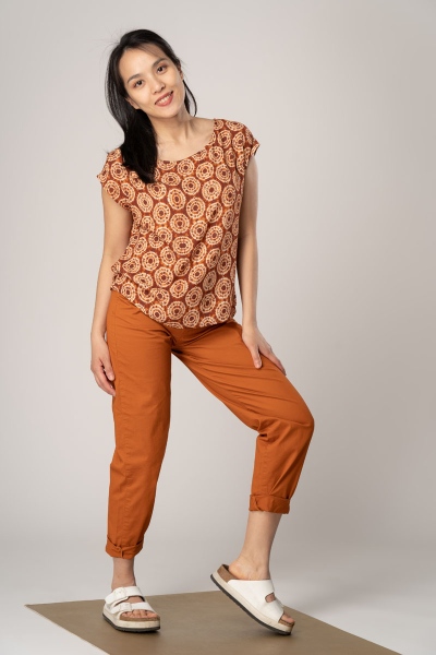 Viskose Bluse Kurzarm Batik Muster Orange-Braun Ansicht seitlich von vorne