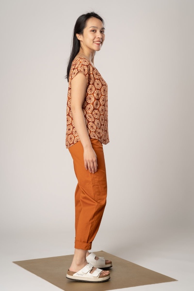 Batikbluse "Gabi" für Damen in Orange & Braun von der rechten Seite mit Hose "Valma"