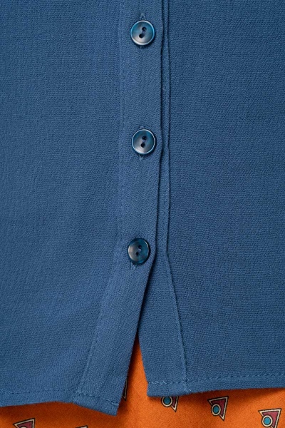 Bluse Langarm für Damen in Blau mit Knopfleiste ohne Kragen Detailansicht Knopfleiste