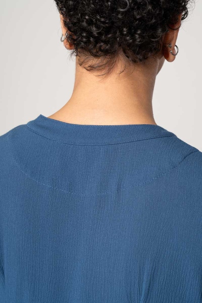 Bluse Langarm für Damen in Blau mit Knopfleiste ohne Kragen Detailansicht Rückseite