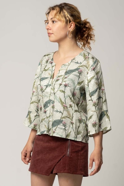 Viskose Bluse für Damen Lindgrün Pflanzenmuster Ansicht linke Seite