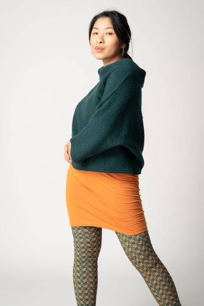 Grüner Pullover mit Fledermausärmel und Rollkragen für Damen Ansicht seitlich von vorne
