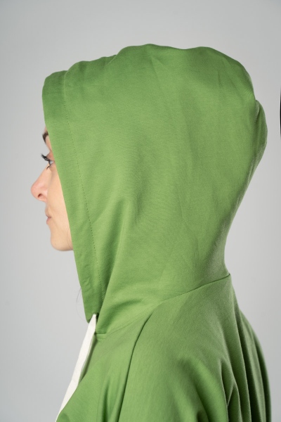 Hoodie "Roja Kapu" Bio in grün Detail von Kapuze auf Kopf sitzend