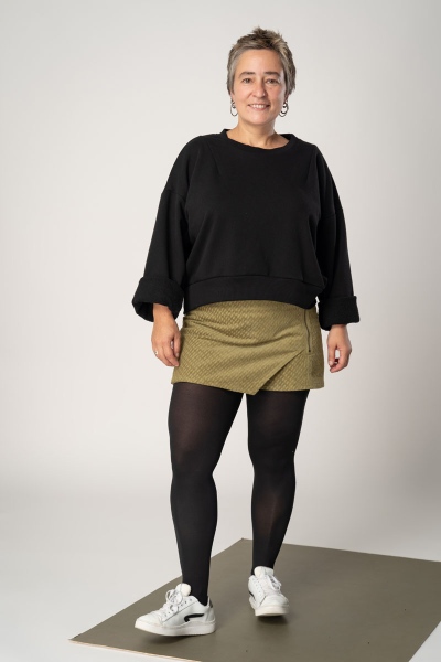 Oversize Pullover "Sol" Damen Schwarz in Kombi mit kurzem Hosenrock