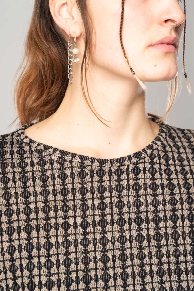 Pullover Damen Beige-Braun gemustert Detailansicht Rundhalsausschnitt