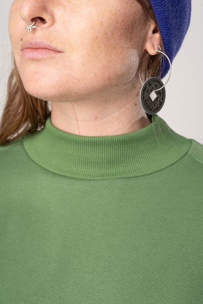 Sweatshirt für Damen nachhaltig in Grün Detailansicht Stehkragen