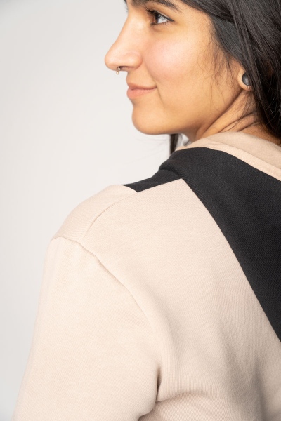 Hoodie für Damen Bio-Baumwolle Blockfarben Beige-Schwarz Detailansicht Schulterpartie