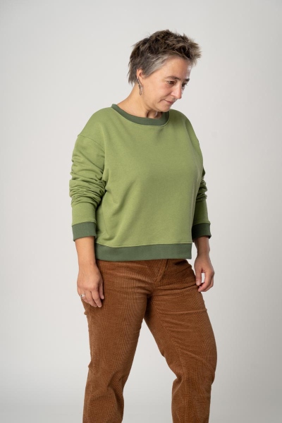 Oversize Pullover für Damen in Hellgrün Ganzkörperbild