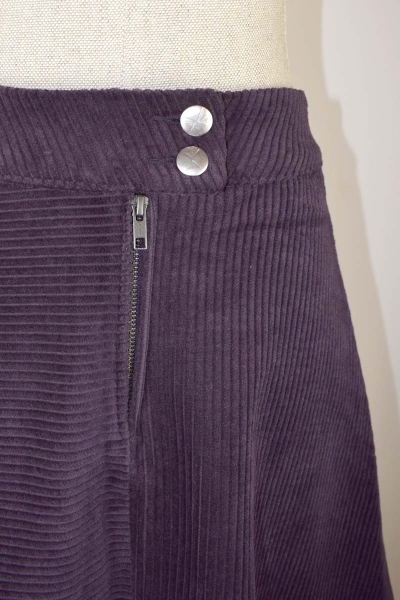 Cordrock in Midi-Länge in der Farbe Aubergine Detailansicht Knopfverschluss