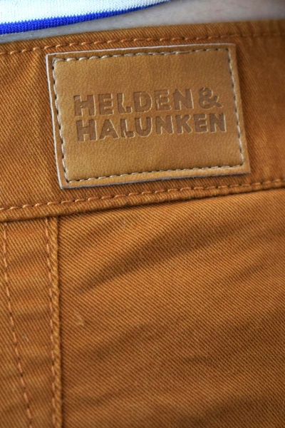 Chino Hose für Herren aus Baumwolle in Farbe Safran Detailansicht Label-Etikett am Bund