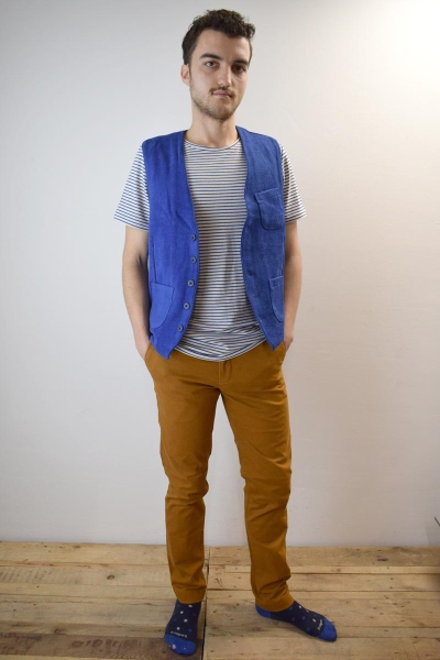 Chino Hose für Herren aus Baumwolle in Farbe Safran Ganzkörperansicht