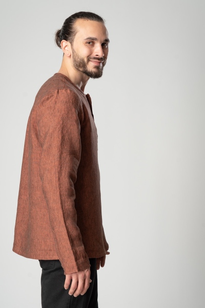 Leinenhemd "Finn" für Herren in Kupfer meliert ohne Kragen Ansicht von der Seite