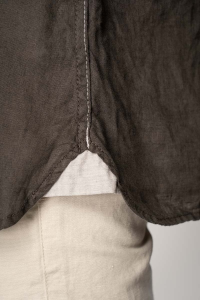 Leinenhemd "Henry" Stehkragen - dunkelbraun Detailaufnahme von der Seite