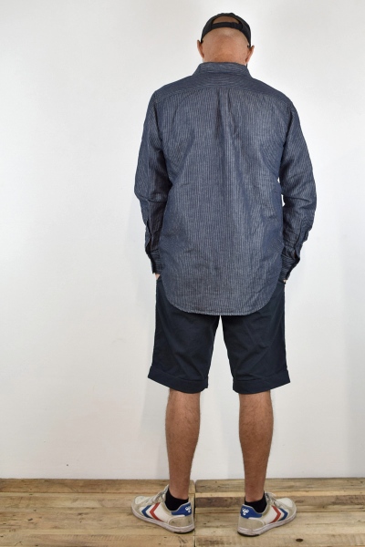 Leinenhemd "Karsten" mit Nadelstreifen in Blau-Grau für Herren Ansicht von hinten Ganzkörperbild
