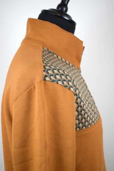 Bio Troyer Pullover für Herren in Farbe Curry mit Art Deco Muster Detailansicht