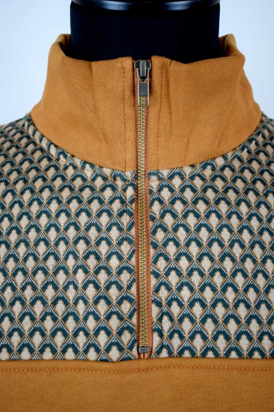 Bio Troyer Pullover für Herren in Farbe Curry mit Art Deco Muster Detailansicht Reißverschluss